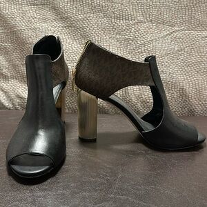 Size 9M Michael Kors gold wedge heels